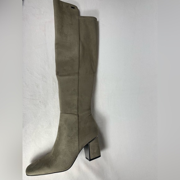 NEW DKNY Women's Cilli Microsuede Block Heel Knee-high Boot Beige Size 8.5M - Picture 15 of 16